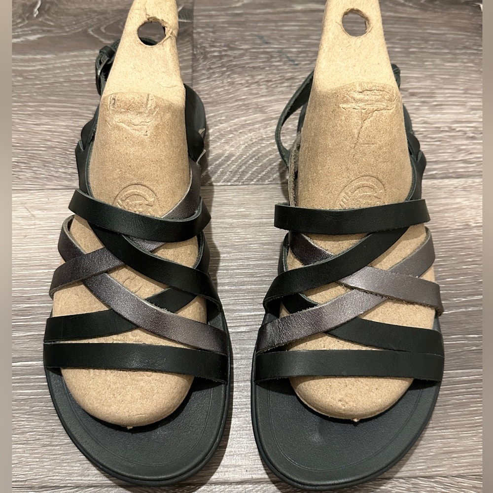 OLUKAI-Awe Awe 20344-Black/Silver Leather Comfort Strappy Sandals-Sz 8-EC